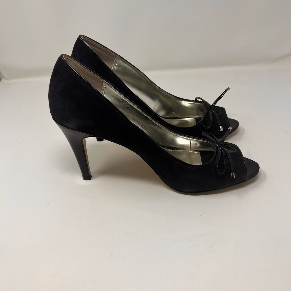 Women open toe pump